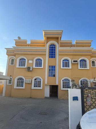 للايجار شقة ممتازة بموقع ممتاز خلف محلات ومطاعم في الخوض