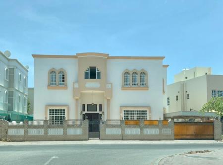 للبيع فيلا مع منزل في الغبره الشماليه محول شقق