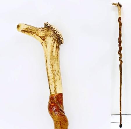 عصا طويلة مميزة المقبض من قرن الأيل