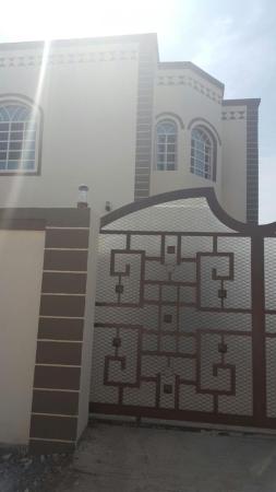 للايجار فيلا بطابقين وواسعة بموقع ممتاز في المعبيلة الجنوبية