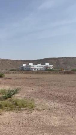 للبيع مبنى جديد وبموقع ممتاز في عبري الرايبة طريق فج الصخام