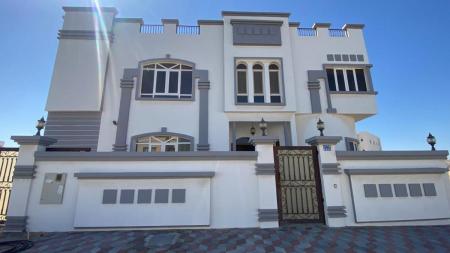 للبيع فيلا ممتازه في المعبيله السادسه