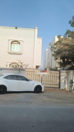 للايجار فيلا ممتازة بطابقين في المعبيلة قرب قاعة المسرات