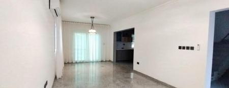 فيلا مميزة للإيجار في العذيبة داخل مجمع سكني راق