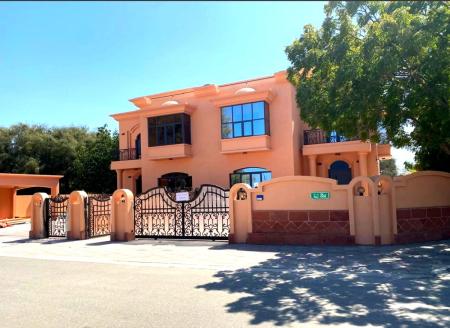 فيلا فاخرة للإيجار في العذيبة قرب البحرLuxury Villa