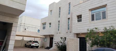 فيلا مميزة للإيجار في العذيبة داخل مجمع سكني راق