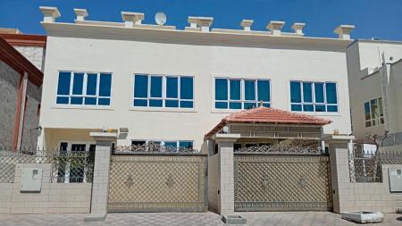 فيلا راقية للإيجار في العذيبة موقع استراتيجي .مجمع ذا جيت