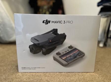 طائرة DJI Mavic 3 Pro مع جهاز تحكم عن بعد توفر 4 ساعات طيرا