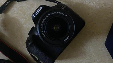 معي كاميرا كانون Canon EOS 1300D بحالة جيده جدا مع العدسة