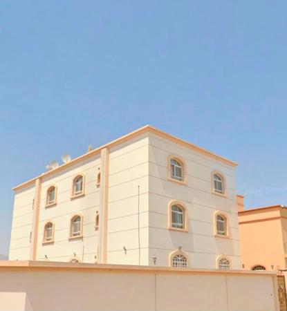 مبنى سكني مكون من ٦ شقق ارض فاضيه لفيلا