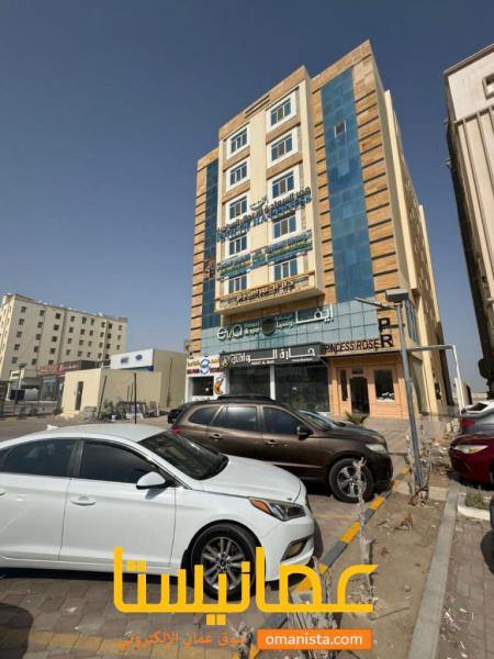 معرض للبيع في موقع مميز