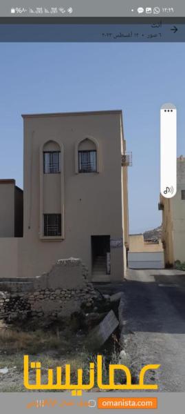 طابقين عبارة عن  شقتين منفصلات قريبه من سوق نزوى سعال