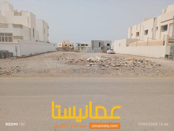 للبيع ارض سكينة في المعبيلة الثامنة قريبة من مدينة السلطان هيثم