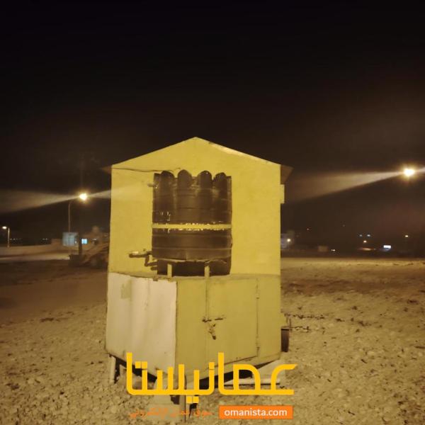 مطعم متنقل يوجد فيه كل اداء ادوات الطعام مثل ماكينه الفوشار والع